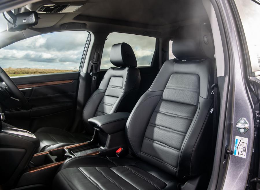Интерьер Honda CR-V Hybrid 2018 года  (UK) (фото 11 из 18)
